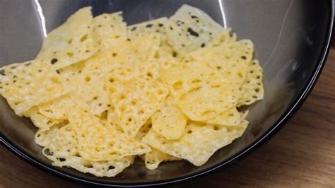 Syrové čipsy s bylinkami