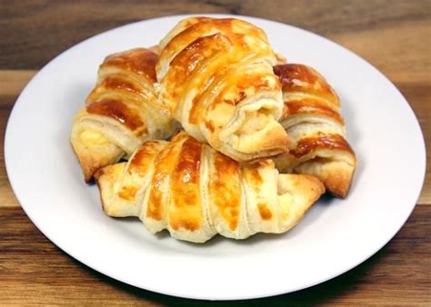 Slané rožky so šunkou a syrom z lístkového cesta