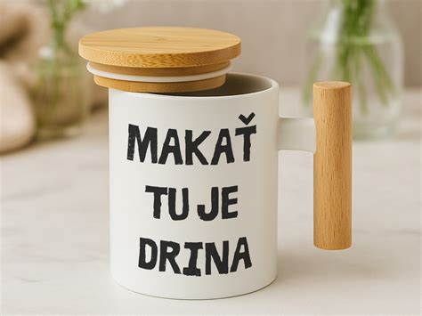 Hrnček s vriacou omáčkou a drevenou vareškou