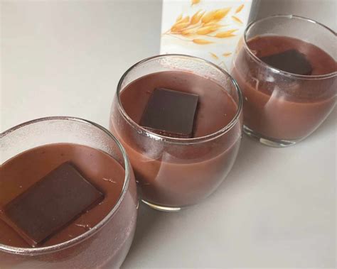 Hotový nugátový puding s dekoráciou