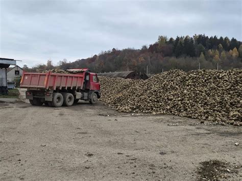 Čistý obrus poprášený múkou pripravený na ťahanie cesta