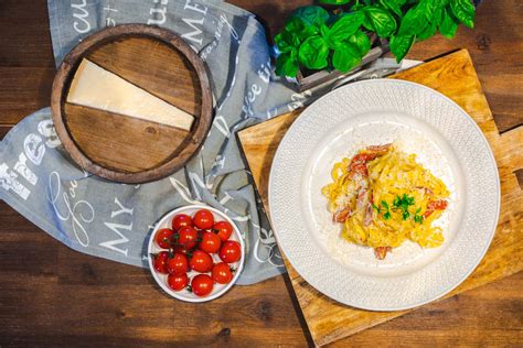 Servírovanie rizota s bylinkami a parmezánom