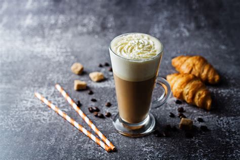 Pripravená alžírska káva s vaječným likérom