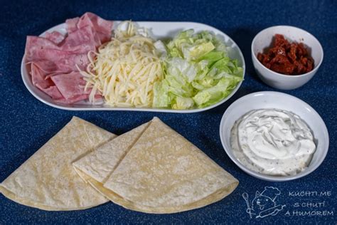 Pripravená zapečená tortilla plnená syrom a šunkou