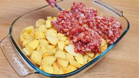 Zemiaky pripravené na plnenie mäsovou zmesou