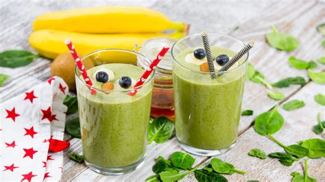 Rôzne farebné smoothie nápoje