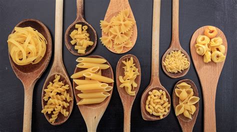 Rôzne druhy domácich cestovín na doske