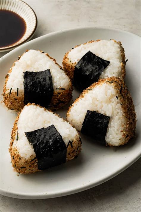 Rôzne tvary a náplne onigiri