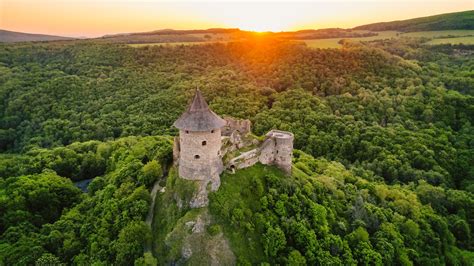 Hrad Šomoška s výhľadom na Cerovú vrchovinu
