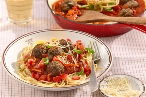 Mäsové guľôčky s omáčkou, špargľou a špecle