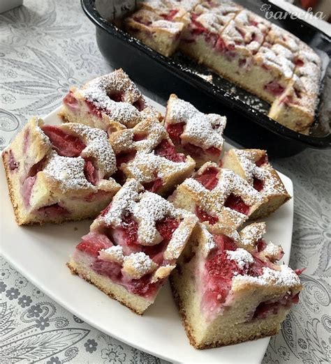 Hrnčeková bublanina s čerstvým ovocím, posypaná práškovým cukrom