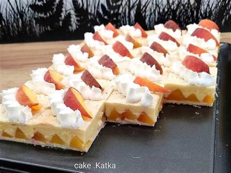 Rez orechovo-kakaovej torty s broskyňami a krémom