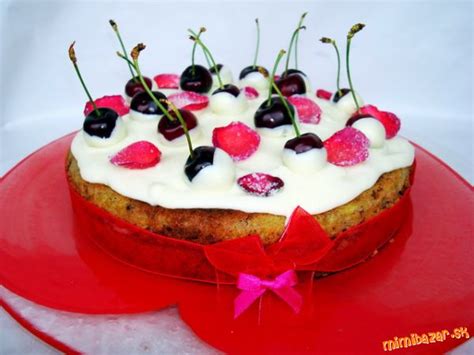 Čerešňová torta s vrstvou marcipánu a piškótového cesta