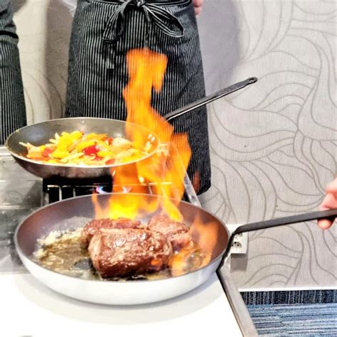 Flambovanie jedla pred hosťom
