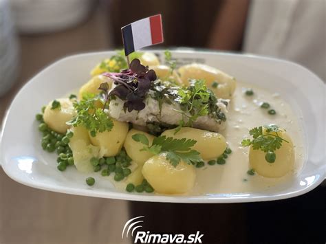 Kuchári varia kapustnicu vo veľkom kotle