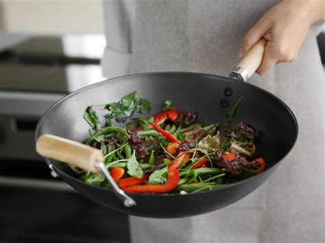 Wok panvica a ázijské jedlo