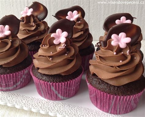 Cupcaky s čokoládovým krémom a malinami