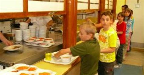 Kuchár pripravujúci pokrmy v školskej kuchyni