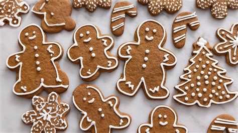 Vianočné medovníčky na drevenom stole s vianočnými dekoráciami