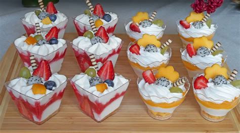 Tvarohovo-smotanový dezert s čerstvým ovocím v pohári