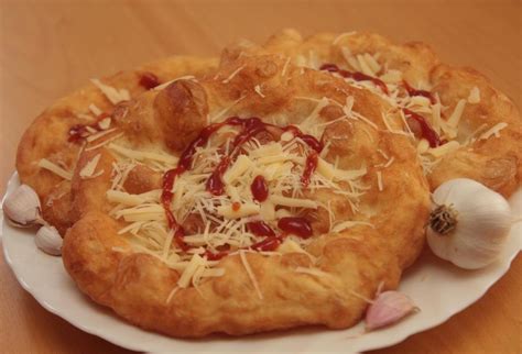 Langoše s kyslou smotanou a cesnakom