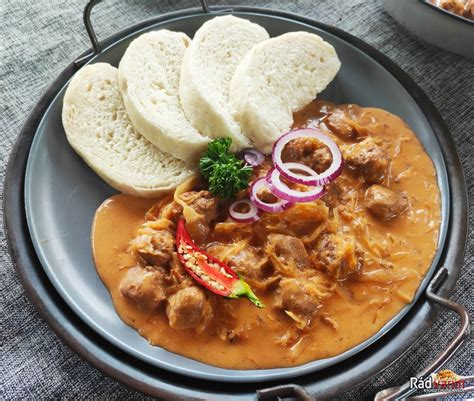 Rôzne hotové jedlá zo sójového mäsa: guláš, stir-fry, vyprážané kúsky