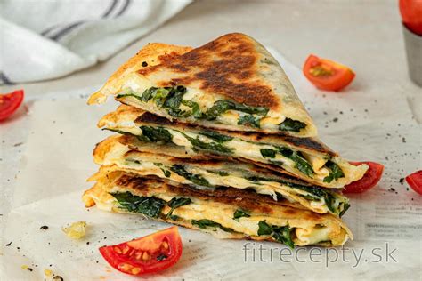 Hotová raňajková tortilla s vajíčkami a syrom