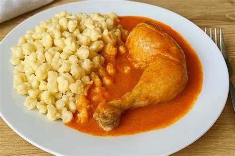 Hotový kurací paprikáš s haluškami