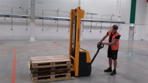 Vysokozdvižný vozík pri práci v sklade