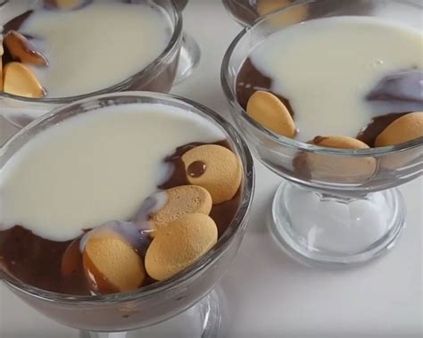 Dvojfarebný puding s piškótami v pohári