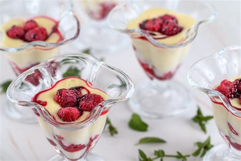 Domáci vanilkový puding s čerstvým ovocím
