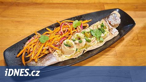 Ilustračná fotografia pečeného pstruha v soli