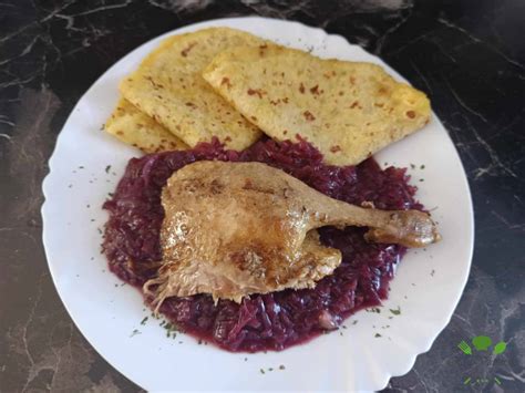 Servírovaný tart s červenou kapustou