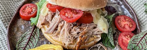 Servírovaný hamburger s trhanou bravčovou krkovičkou