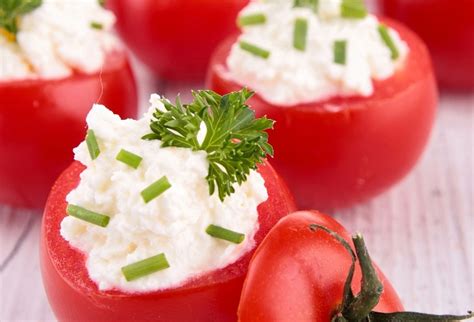 Cherry paradajky plnené syrom feta na bielom tanieri