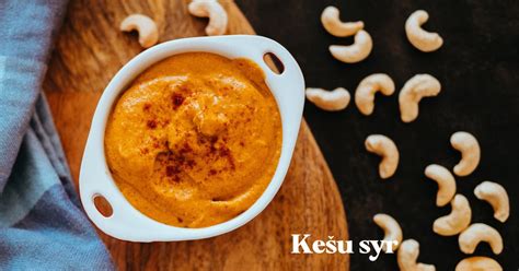 Vegánsky kešu syr v miske s nachos