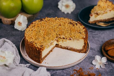 Hotový jablkový cheesecake s posýpkou