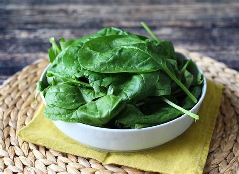 Čerstvý baby špenát v miske