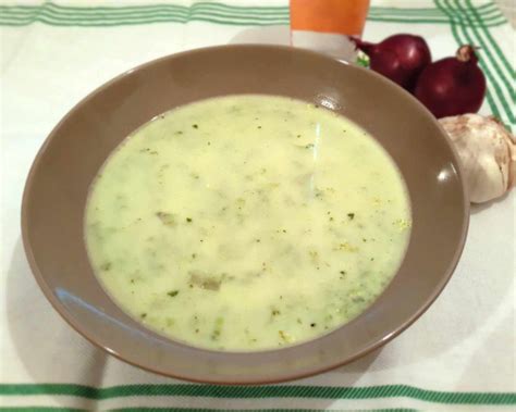 Miska krémovej špenátovej polievky