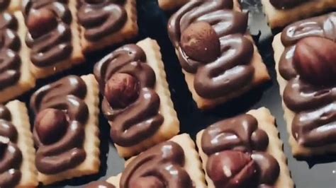 Detail nepečených čokoládových rezov s Nutellou a orechmi
