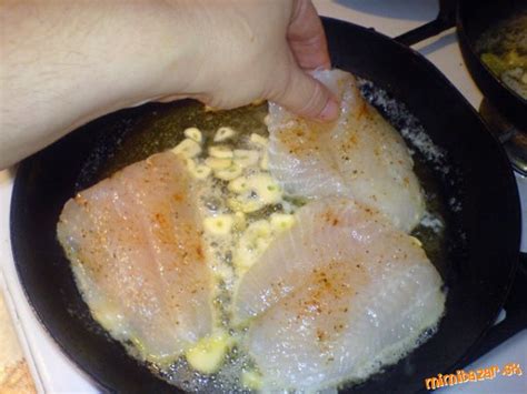 Hotový pangasius na cesnaku, masle a víne