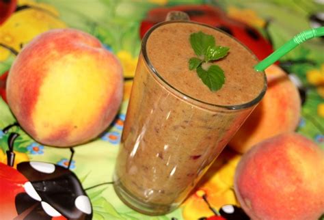 Osviežujúce slivkové smoothie s lístkami mäty v pohári s kockami ľadu