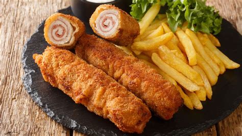 Vyprážané šunkovo-syrové rolky na tanieri