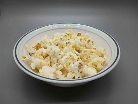 Miska s čerstvým domácim popcornom