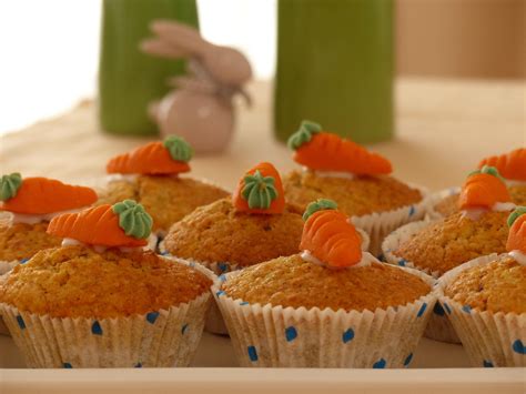 Zblízka mrkvový muffin s krémovou polevou a marcipánovou mrkvou