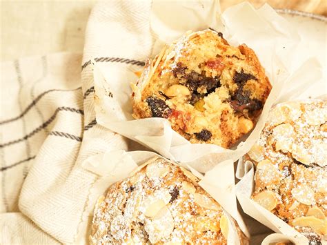 rôzne druhy muffin s ovocím a orieškami