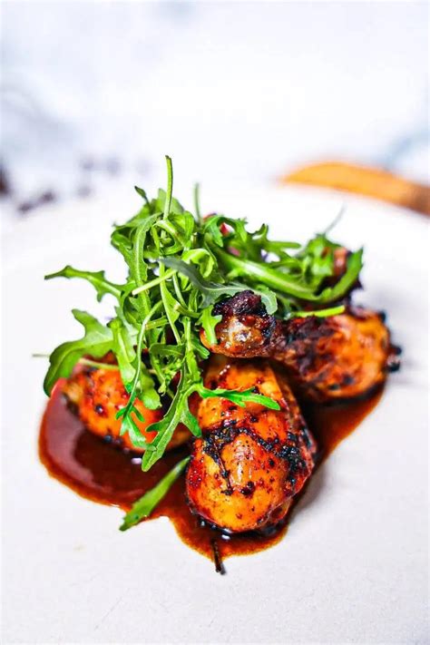 Servírovanie kuracích nugetiek s rôznymi prílohami