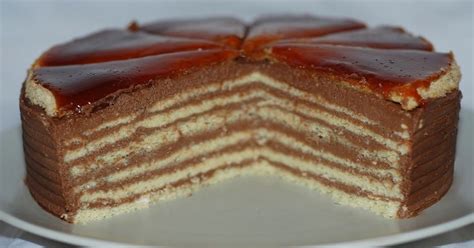Dobošova torta s karamelovými trojuholníkmi