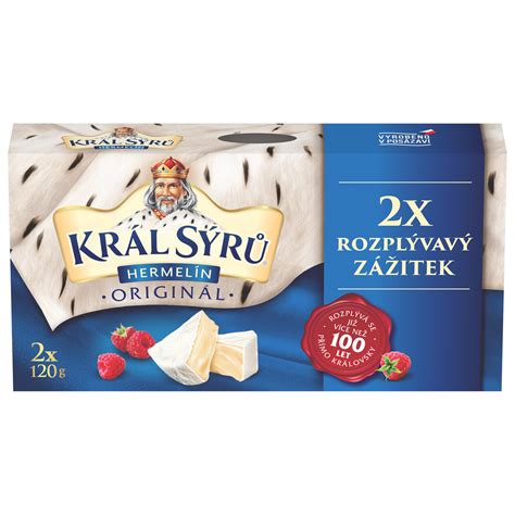Zrejúce syry na drevených policiach