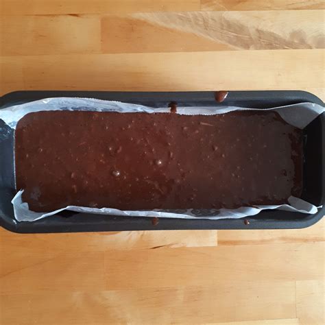 Surové cesto na biskupský chlebíček vo forme pred pečením
